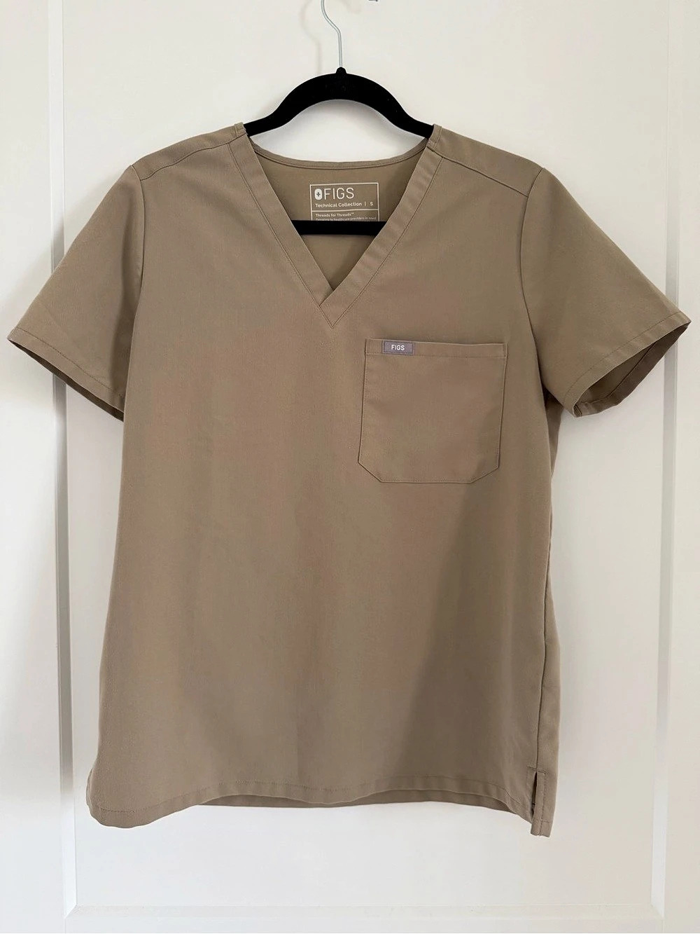 FIGS Catarina One-Pocket Scrub Top in Latte (Size S)